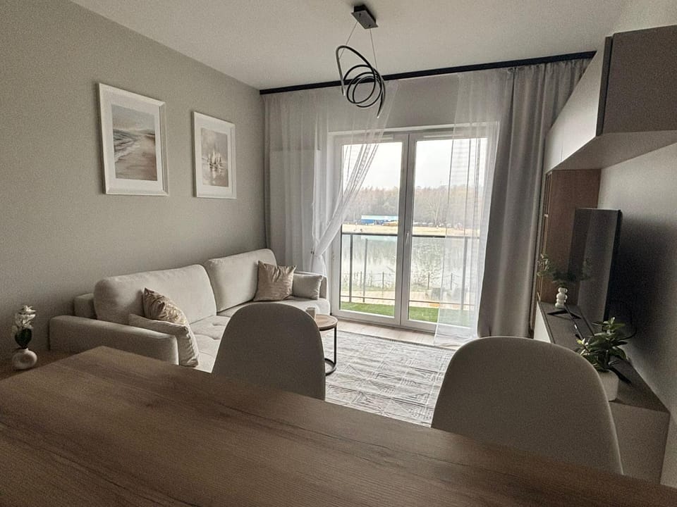 TV and multimedia, Living room, Seating area, Evening entertainment, Entertainment