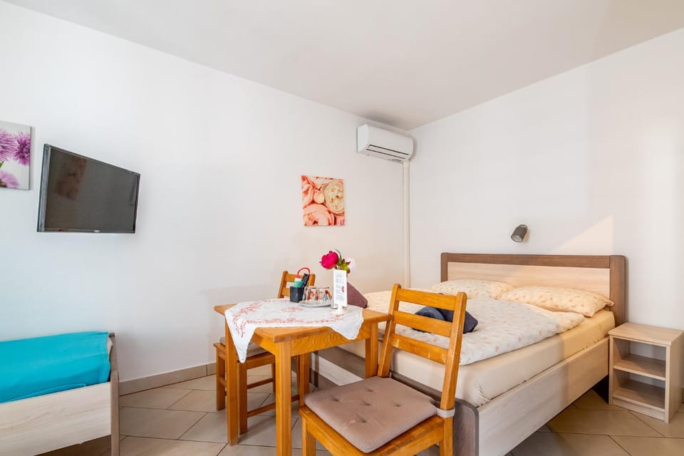 Bed, TV and multimedia, Photo of the whole room, Seating area, Bedroom, air conditioner