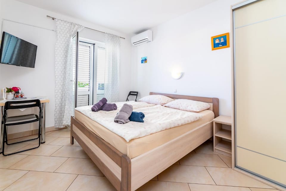 Bed, TV and multimedia, Photo of the whole room, Bedroom, towels, wardrobe, air conditioner