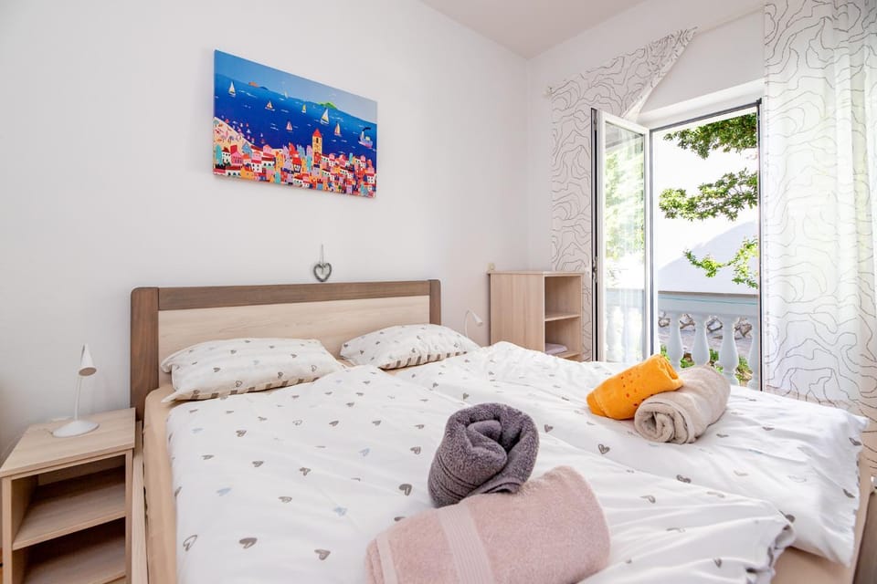 Bed, Photo of the whole room, Bedroom, towels