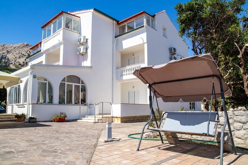 Property building, Patio, Spring, Day, Natural landscape, Mountain view, sunbed