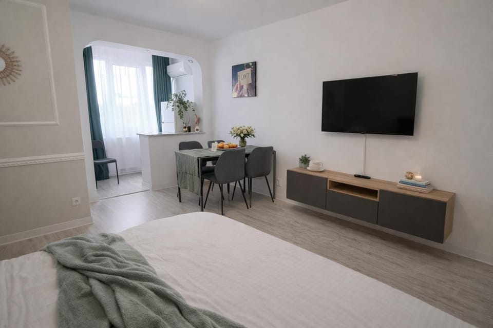 Bed, TV and multimedia, Dining area