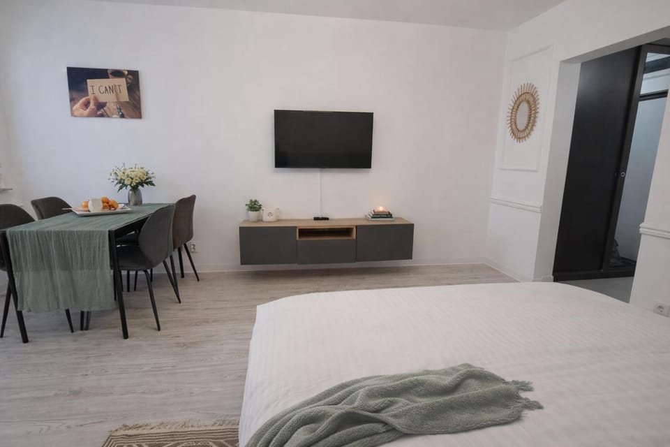 Bed, TV and multimedia, Dining area