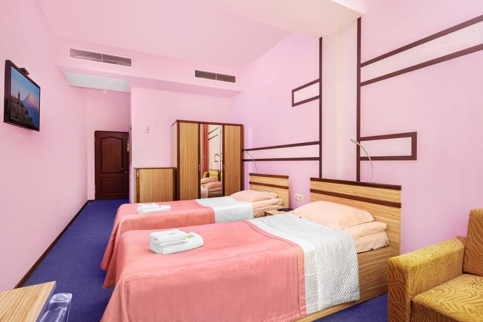 Bed, TV and multimedia, Photo of the whole room, Bedroom, towels