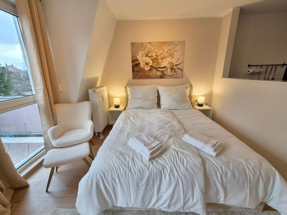 Bed, towels