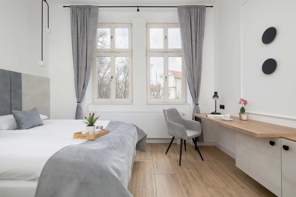 Bed, Seating area