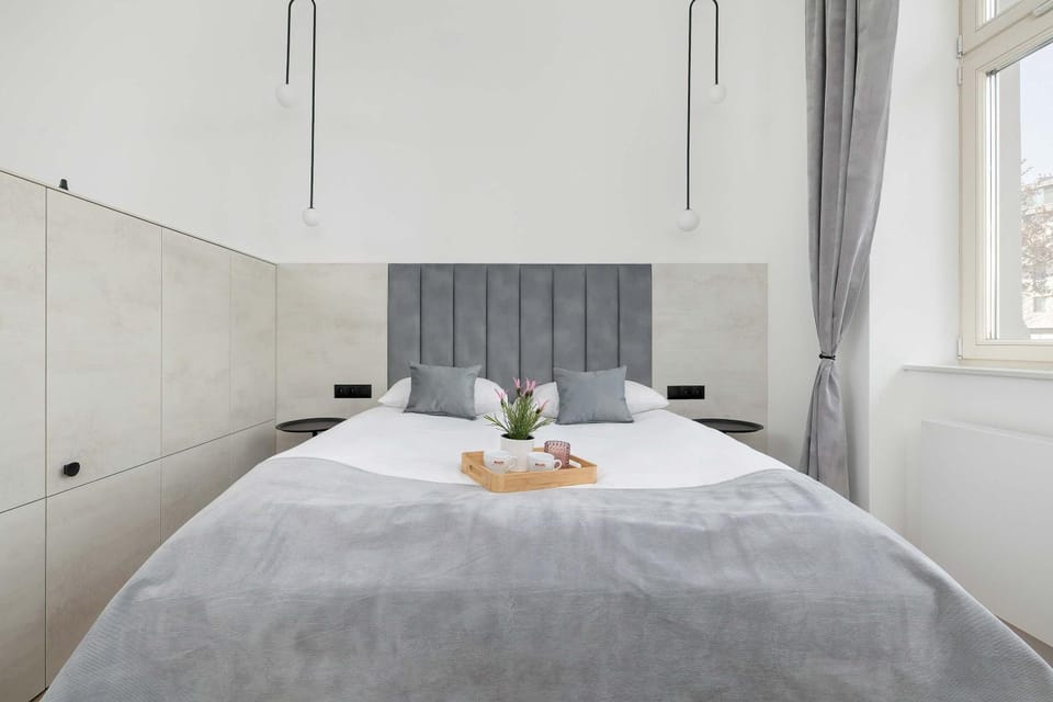 Bed, Seating area