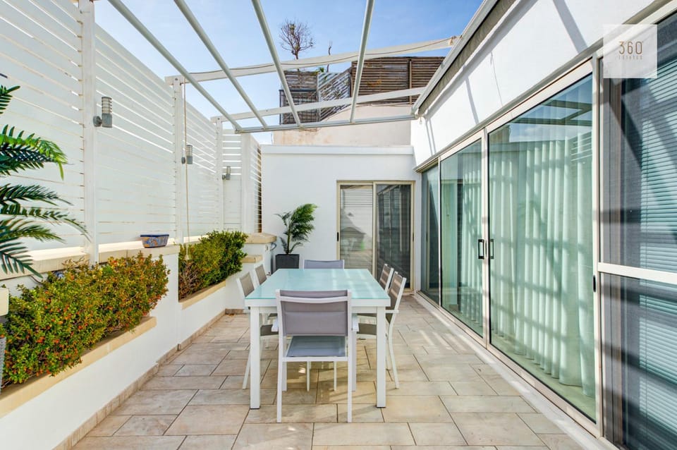 Property building, Patio, Day, View (from property/room), Balcony/Terrace, Dining area