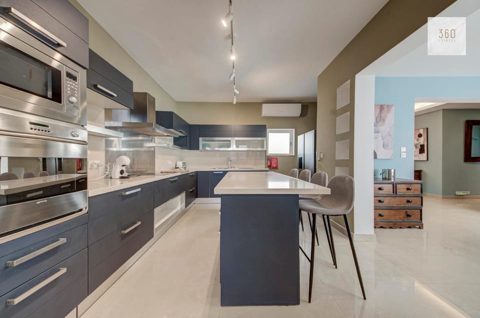 Kitchen or kitchenette, Dining area, dishwasher, minibar, oven, stove