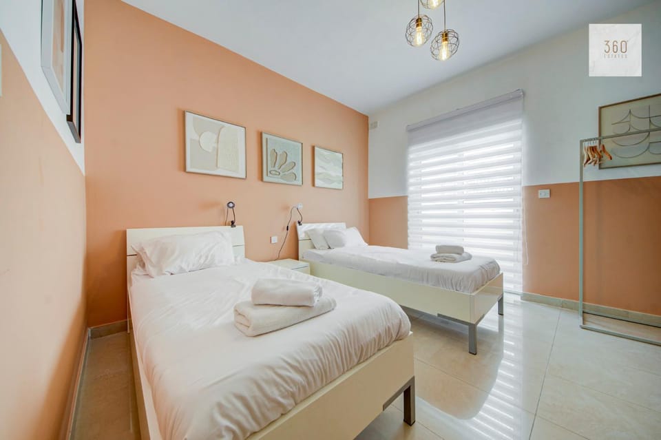 Bed, TV and multimedia, Photo of the whole room, Bedroom, towels