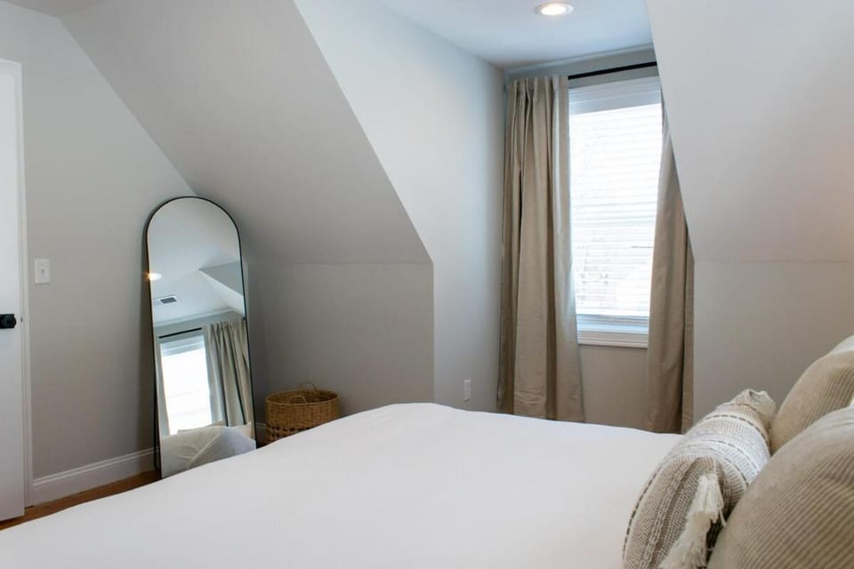 NEW Modern Coastal Stay - Private Beach Access Villa in North Kingstown