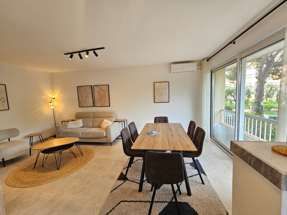 Living room, Seating area, Dining area