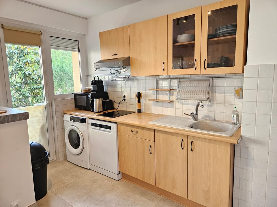 Coffee/tea facilities, dishwasher, oven, stove, toaster, washing machine