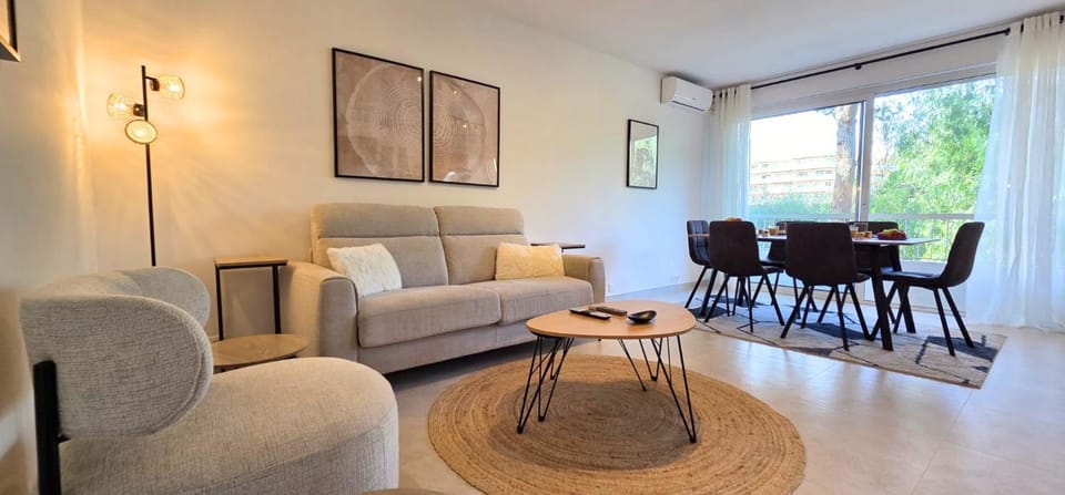 Living room, Seating area, Dining area, air conditioner