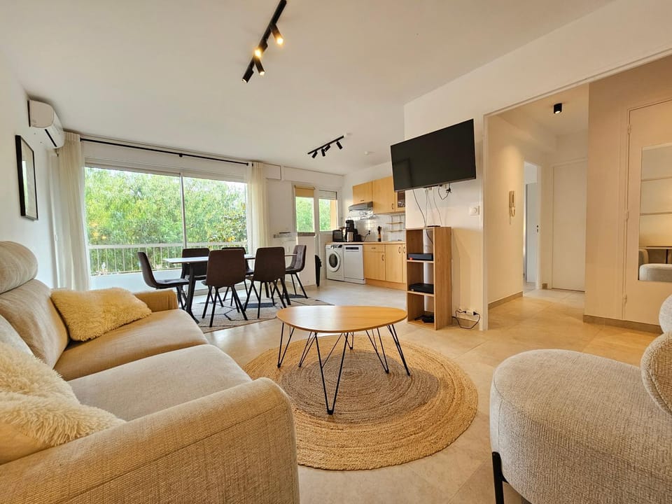 Communal lounge/ TV room, TV and multimedia, Living room, Seating area, Dining area
