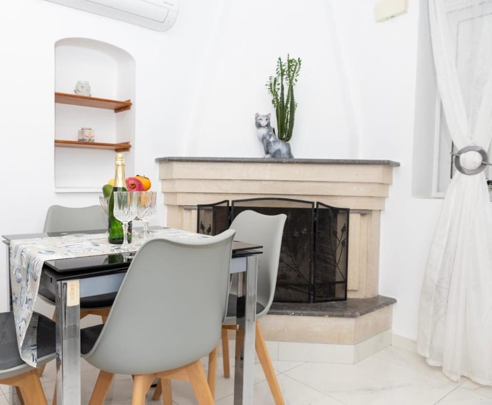 Seating area, fireplace