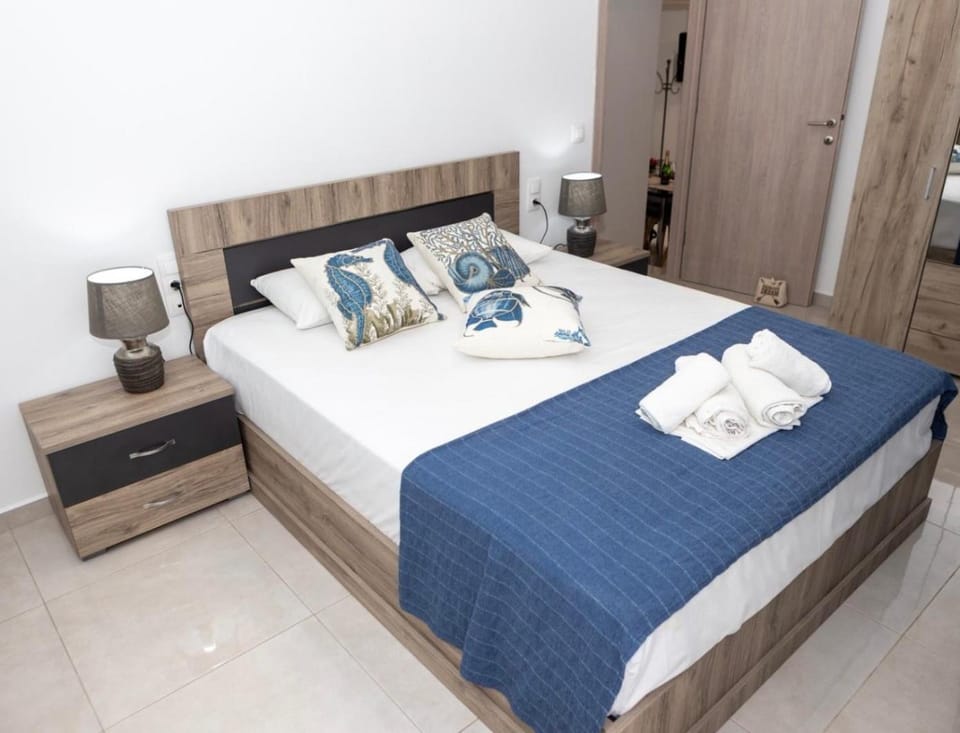 Bed, Bedroom, towels, towels