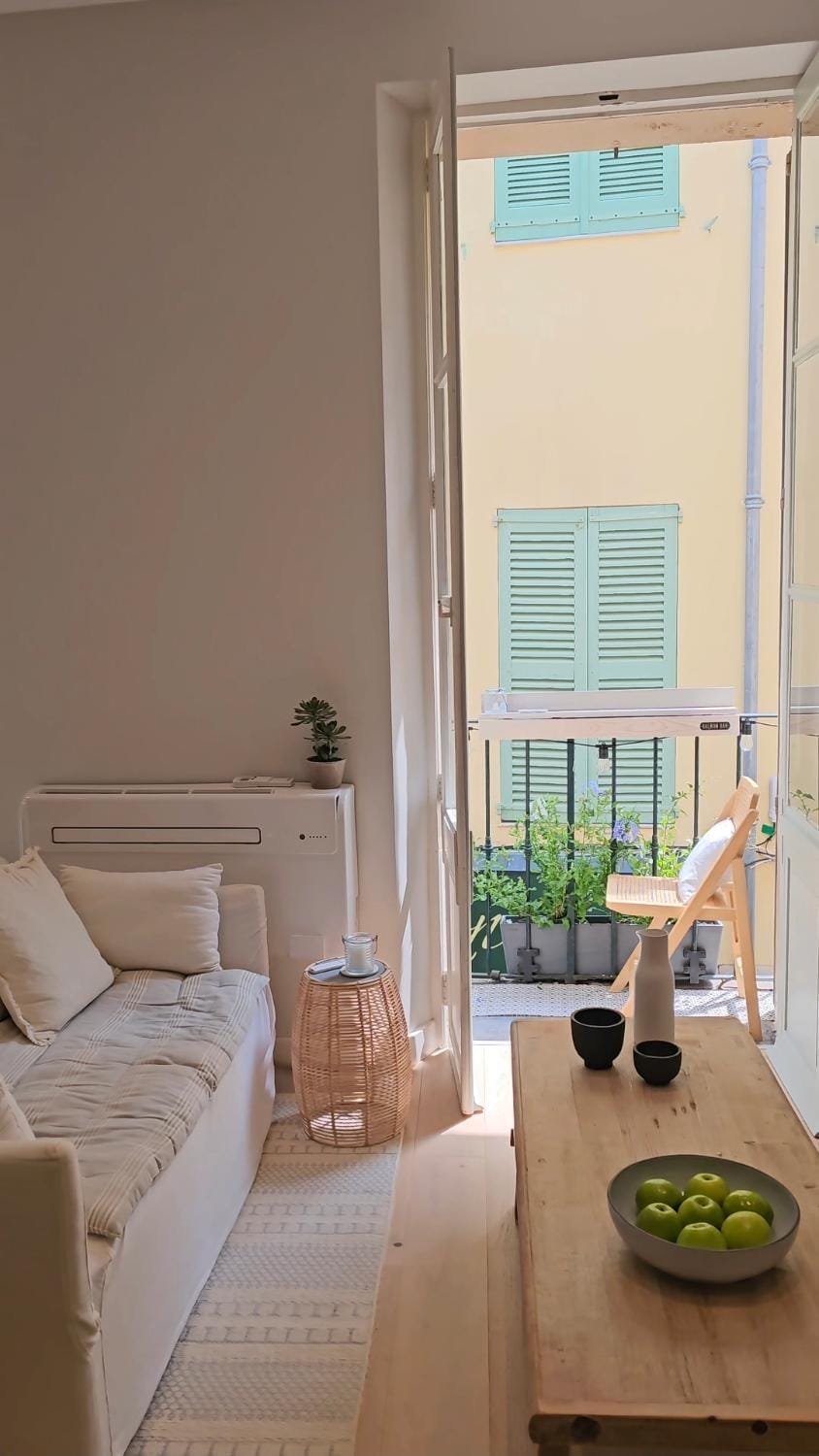 Stylish & Cozy Studio in the Heart of Old Antibes Apartment in Antibes
