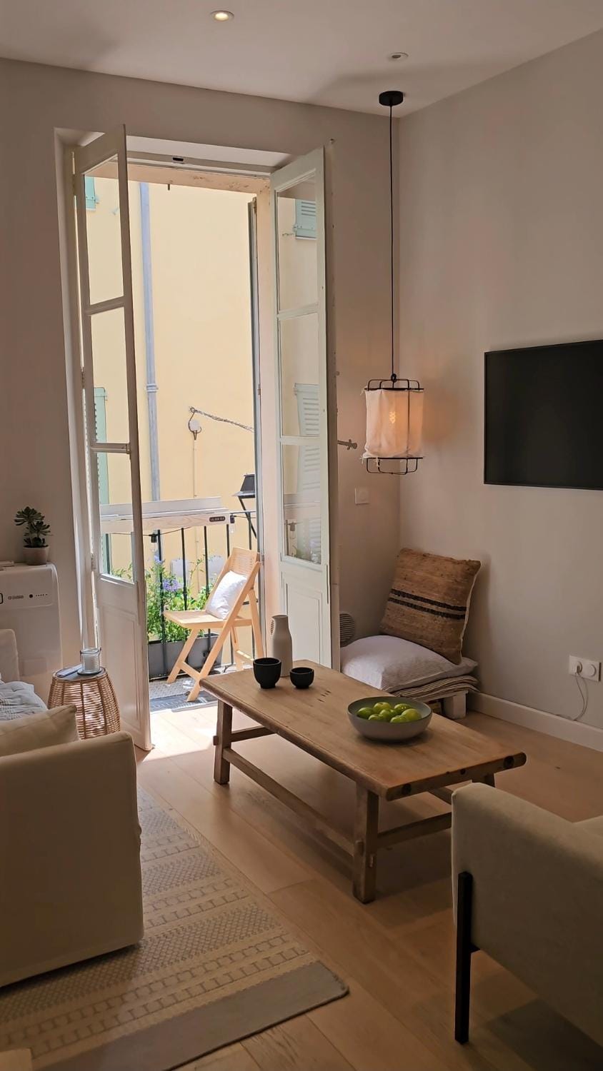 Stylish & Cozy Studio in the Heart of Old Antibes Apartment in Antibes