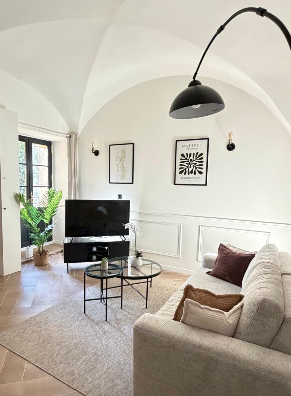 TV and multimedia, Living room, Seating area, Evening entertainment