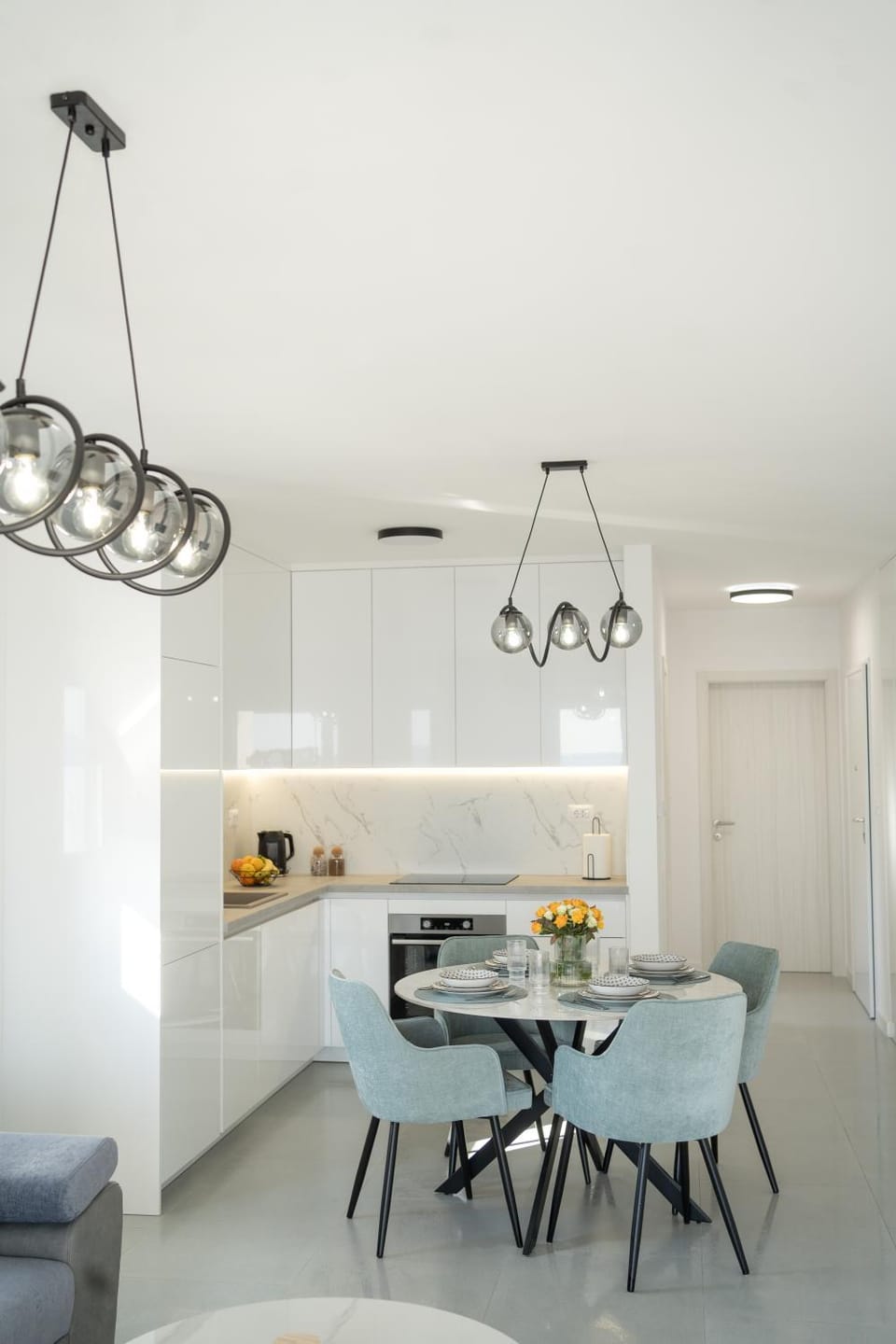 Kitchen or kitchenette, Dining area
