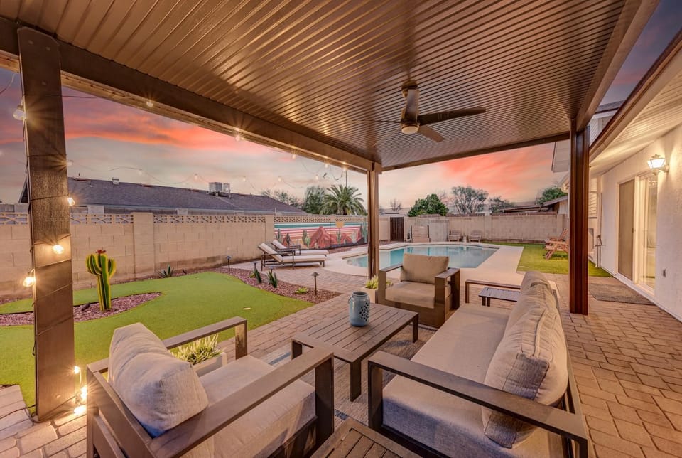 Mulberry Residence, Scottsdale Home with Heated Pool, Sleeps 15, Pet Friendly House in Mesa