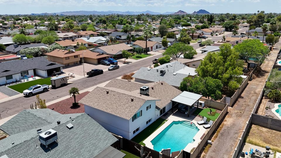 Mulberry Residence, Scottsdale Home with Heated Pool, Sleeps 15, Pet Friendly House in Mesa