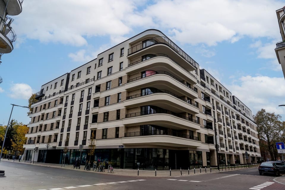 Property building, Neighbourhood, Location