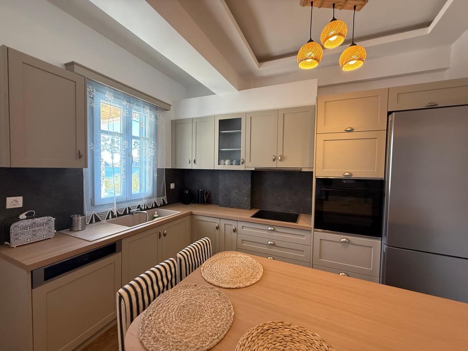 Kitchen or kitchenette, Dining area, dishwasher, oven