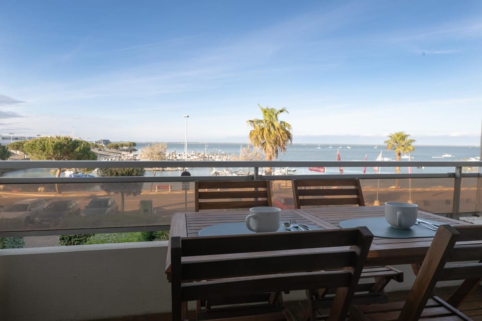 View (from property/room), Balcony/Terrace, Dining area, Sea view