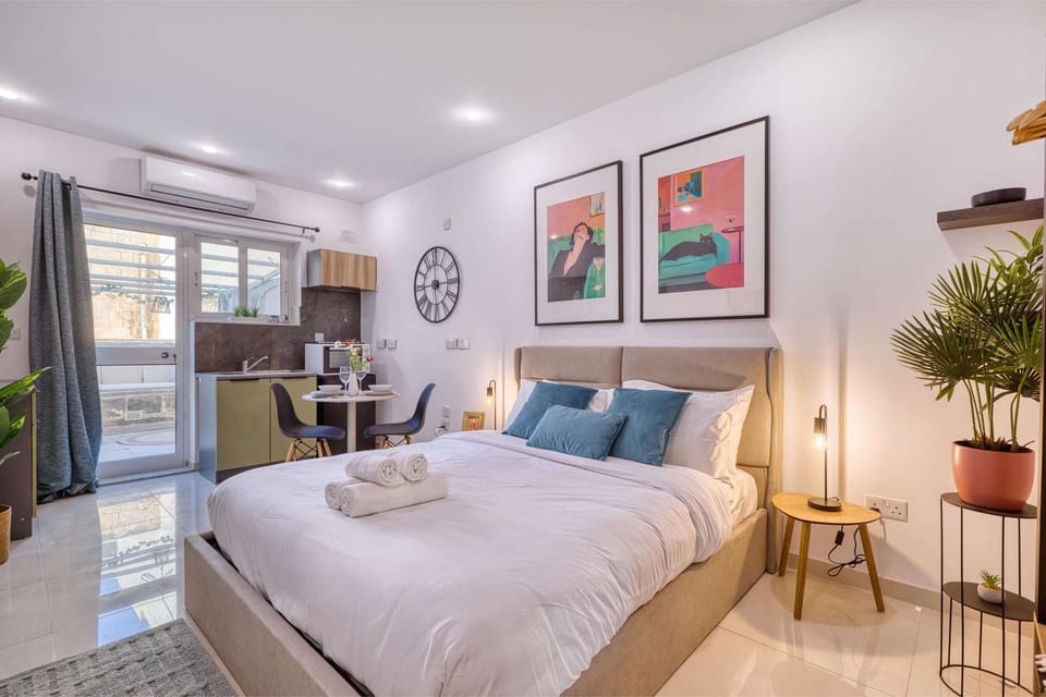 Bed, Living room, Photo of the whole room, Seating area, Bedroom, towels