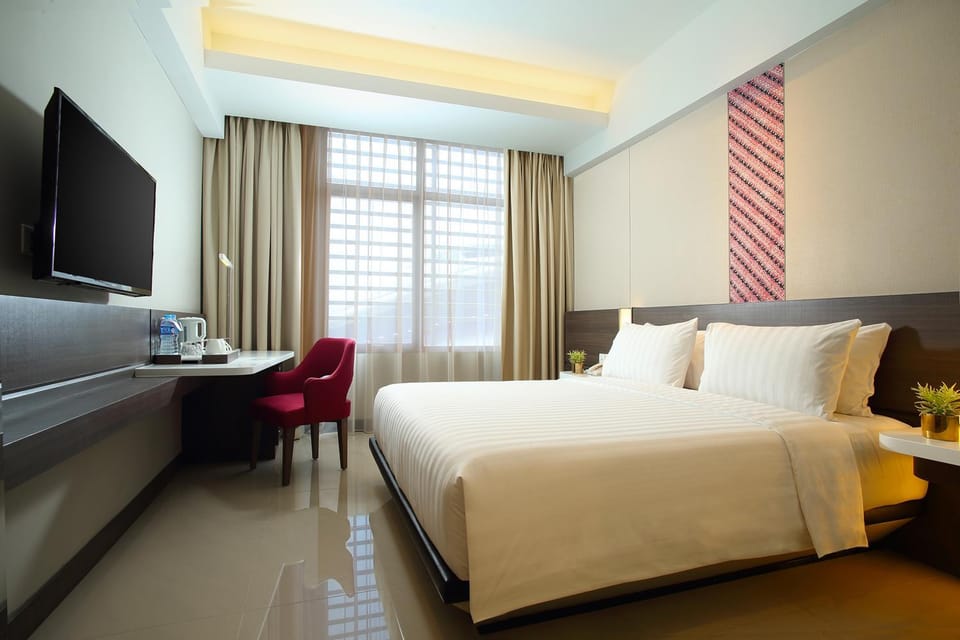 Photo of the whole room, Bedroom