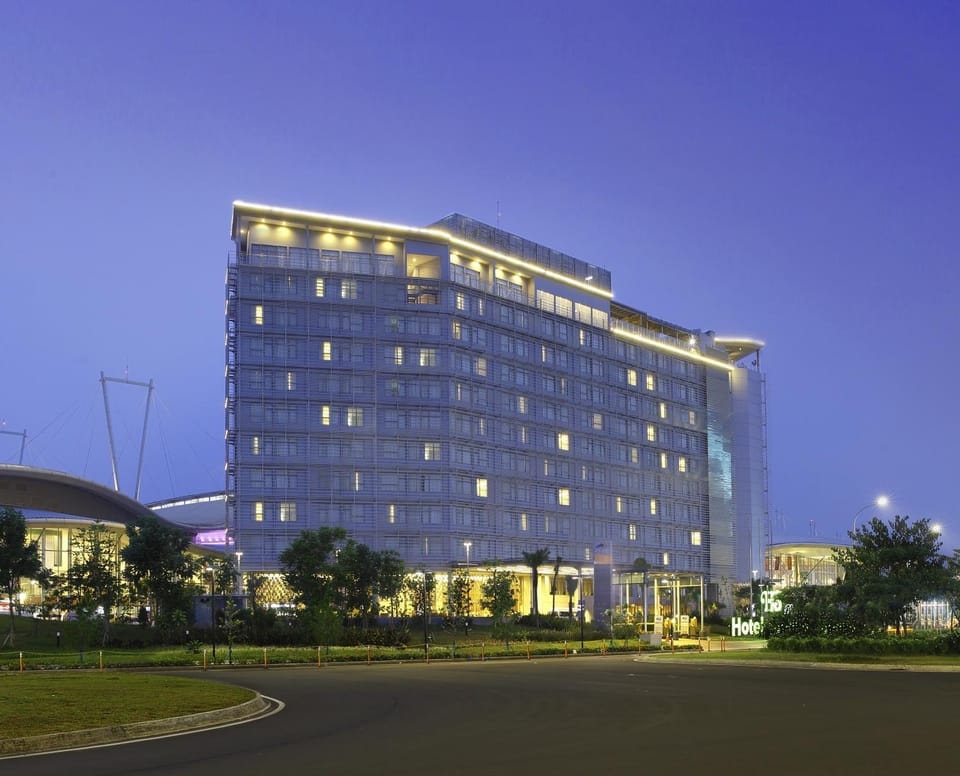 Property building, Facade/entrance, Night