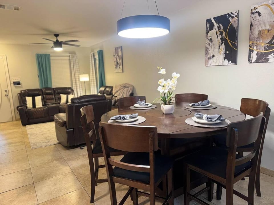 Austin Hotspot I Minutes to Airport, Downtown and F1 House in Montopolis