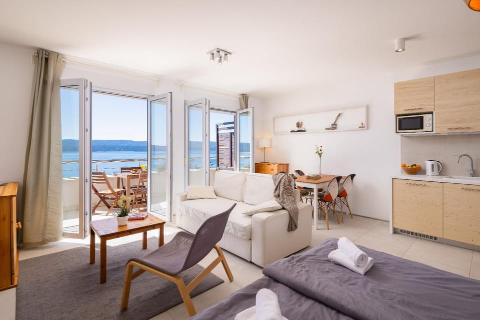 Bed, Natural landscape, Kitchen or kitchenette, Living room, Seating area, Dining area, Bedroom, Sea view, towels