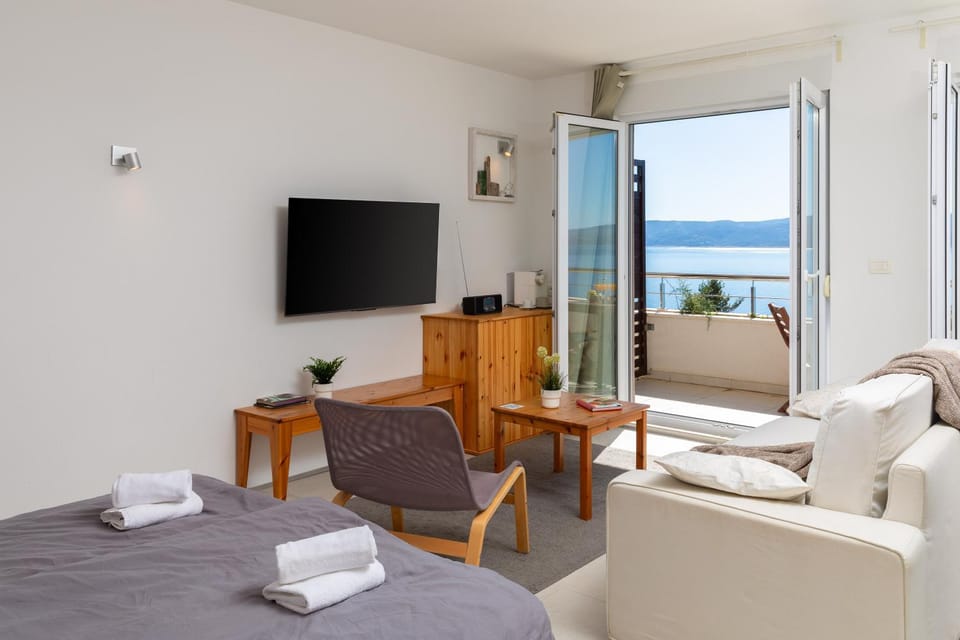 Bed, Natural landscape, TV and multimedia, Living room, Photo of the whole room, Seating area, Evening entertainment, Bedroom, Sea view, towels