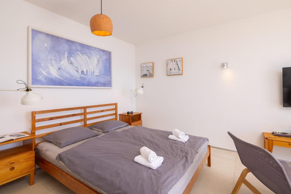 Bed, TV and multimedia, Bedroom, towels