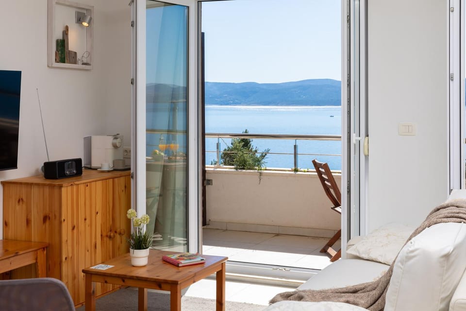 Natural landscape, TV and multimedia, View (from property/room), Balcony/Terrace, Living room, Seating area, Dining area, Sea view