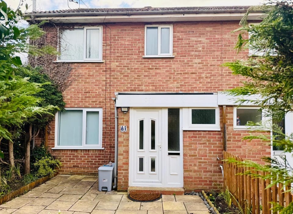 Spacious 4BR House in Wellingborough Long Stays Apartment in Wellingborough