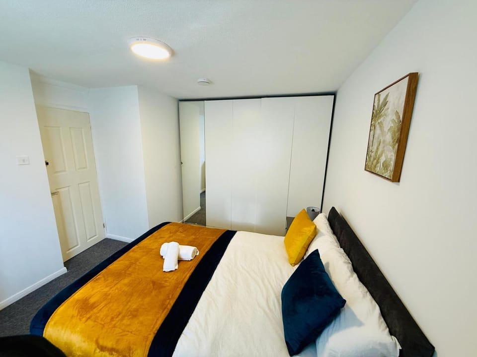 Spacious 4BR House in Wellingborough Long Stays Apartment in Wellingborough