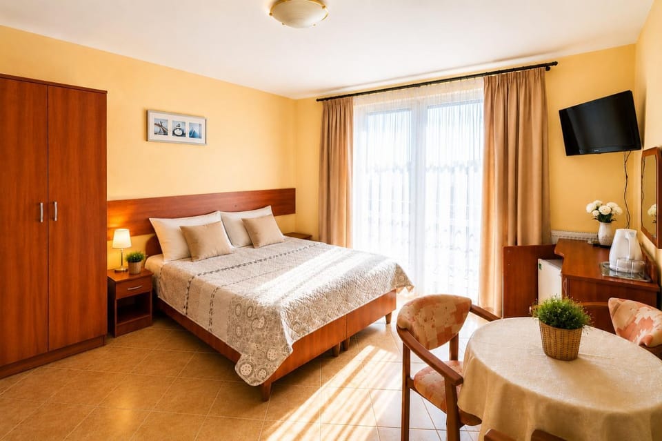 Bed, Balcony/Terrace, Seating area