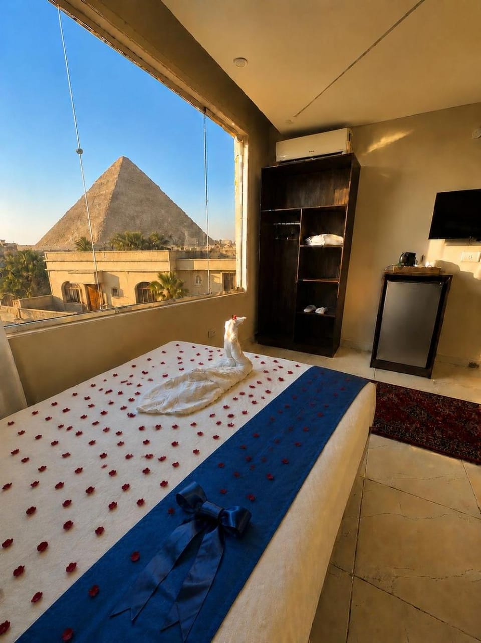 Bed, Day, Natural landscape, Kitchen or kitchenette, Photo of the whole room, Dining area, Bedroom, Mountain view, minibar, oven