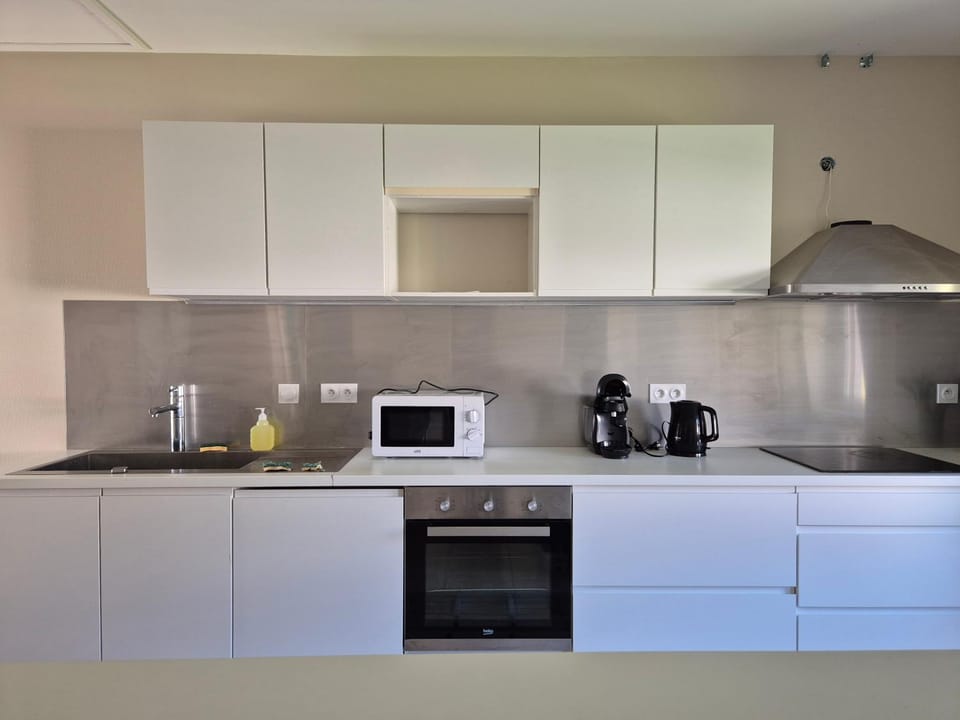 Coffee/tea facilities, Kitchen or kitchenette, stove