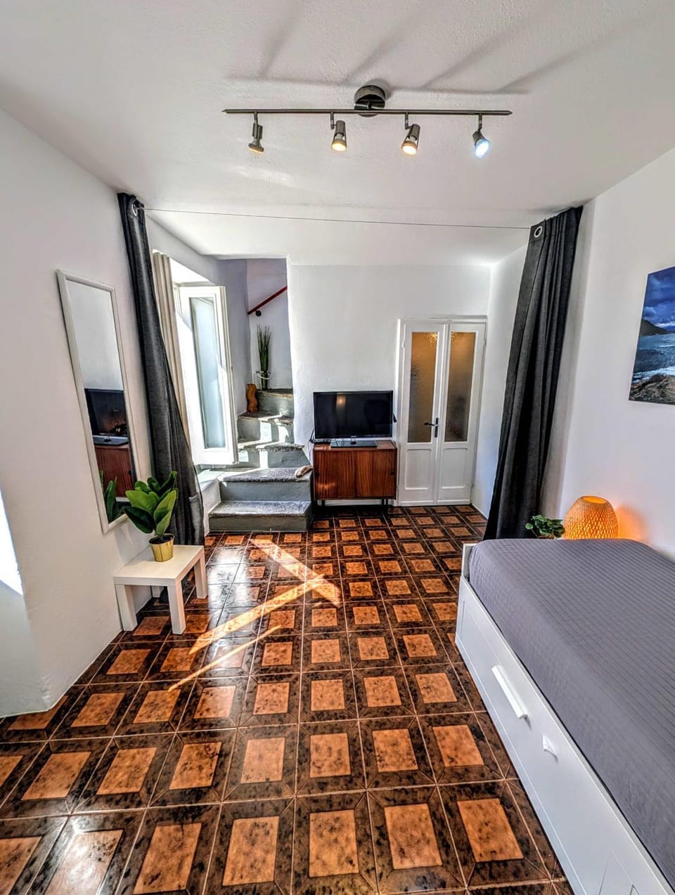 Bed, TV and multimedia, Photo of the whole room, Bedroom