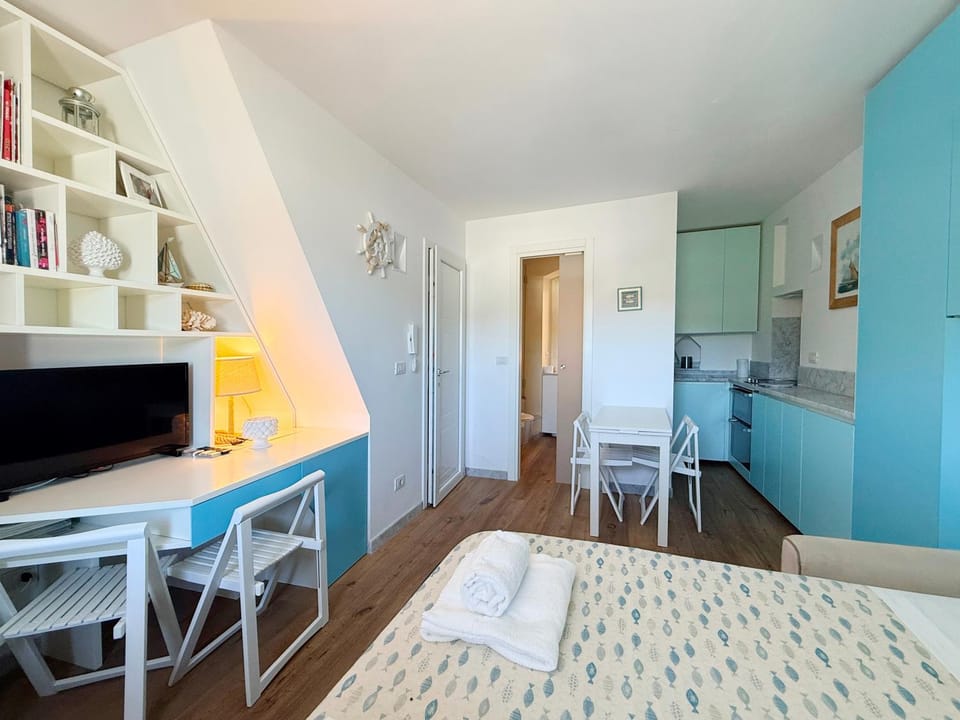Bed, Bathroom, TV and multimedia, Kitchen or kitchenette, Living room, Photo of the whole room, Dining area, internet