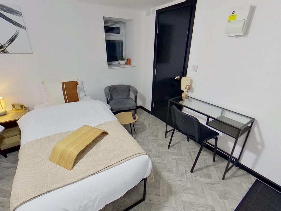 Bed, Photo of the whole room, Decorative detail, Seating area, Bedroom