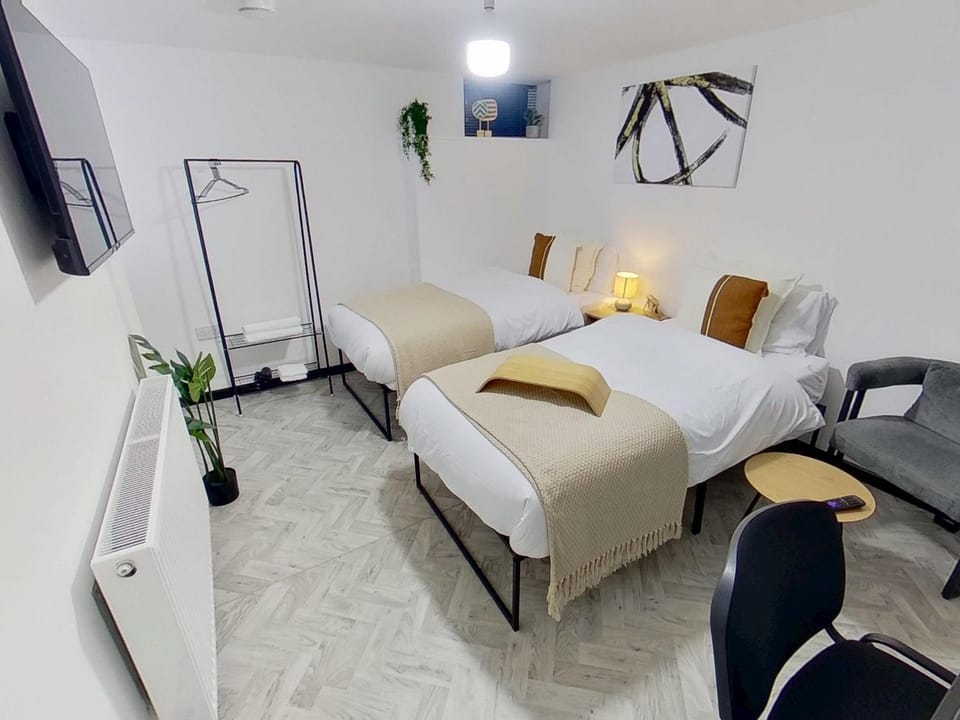 Bed, TV and multimedia, Photo of the whole room, Decorative detail, Bedroom