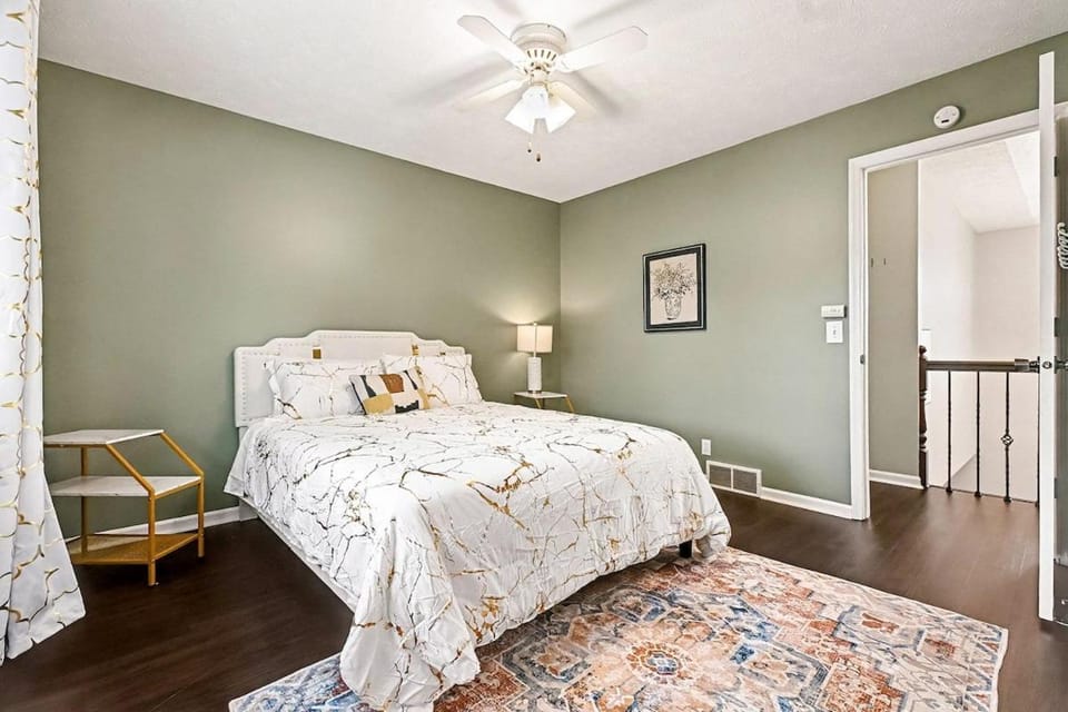 Golden Haven Stylish 5BR Modern Home 4 Baths Villa in Omaha