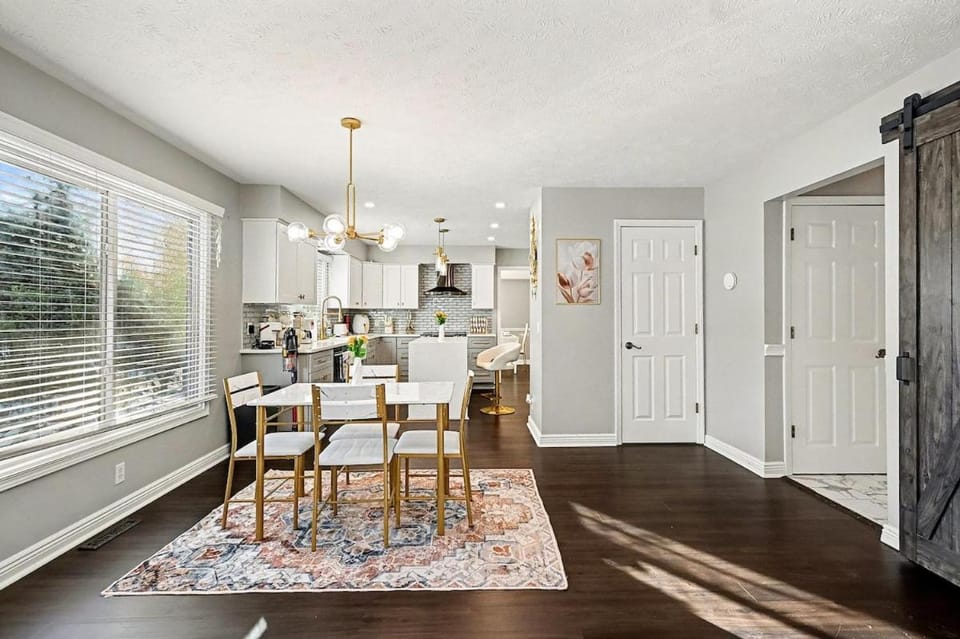 Golden Haven Stylish 5BR Modern Home 4 Baths Villa in Omaha