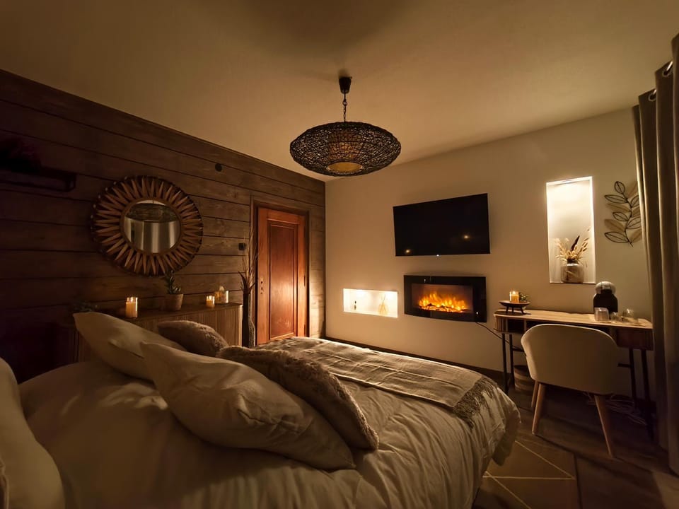 Bed, TV and multimedia, Photo of the whole room, Bedroom